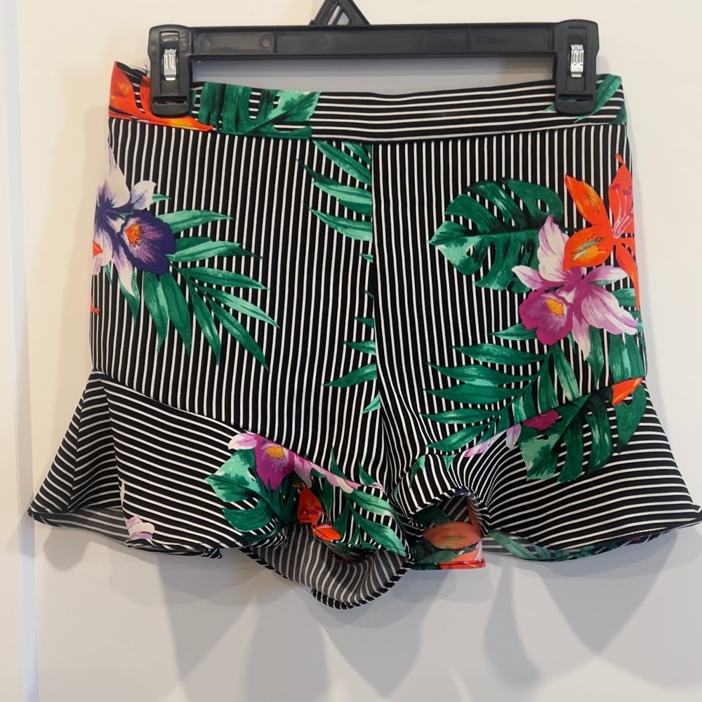 Who What Wear-Floral Stripe Ruffle Hem Women's Shorts - Black/Green